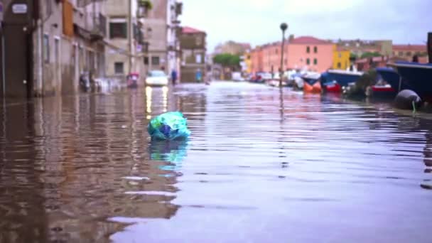 Bolsa de basura flota a lo largo de la calle después de alta inundación de agua — Vídeos de Stock