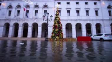 Sel suları geniş caddeyi süslenmiş Noel ağacıyla kaplıyor
