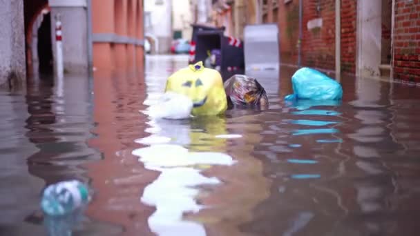 Bolsas de plástico con flotador de basura en agua de inundación contaminada — Vídeos de Stock