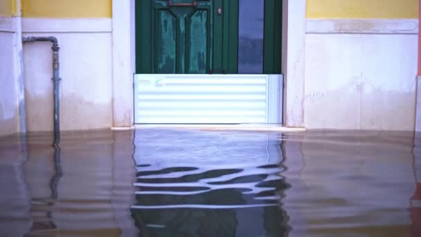 Entré dörr reflekterar i högvatten viftande översvämning vatten — Stockvideo