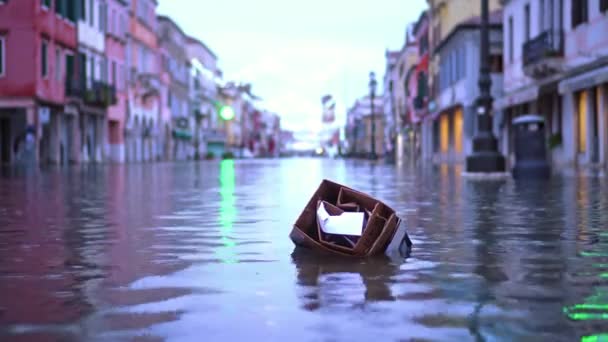 Skládané kartónové krabice se vznášejí na vodní hladině v ulici — Stock video