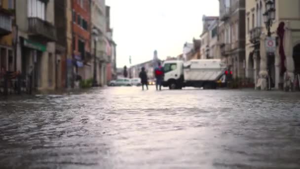 Högvatten ström ödelägger små italienska staden — Stockvideo