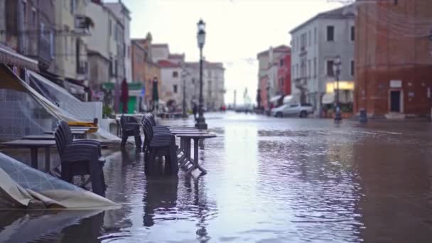 El agua de marea alta arrasa las calles inundadas de la ciudad de Chioggia — Vídeos de Stock