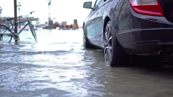 Zanieczyszczona woda powodziowa pokrywa ulicę miasta zaparkowanym samochodem — Wideo stockowe