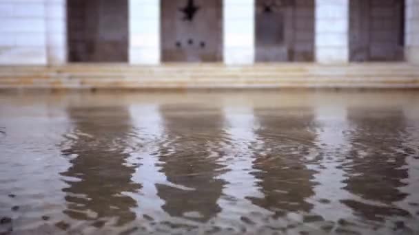 Carro branco dirige ao longo da rua inundado com água da maré alta — Vídeo de Stock
