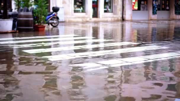Camino de asfalto con paso peatonal cubierto de agua de alta inundación — Vídeos de Stock