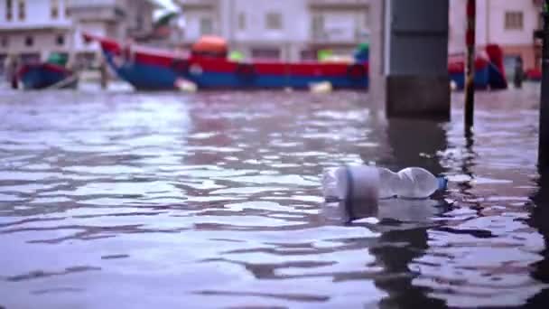 Botella de plástico flota en agua de inundación de marea alta en Venecia — Vídeo de stock