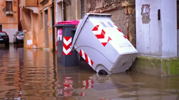 Papperskorgar står i högvatten efter kraftig kanalöversvämning — Stockvideo