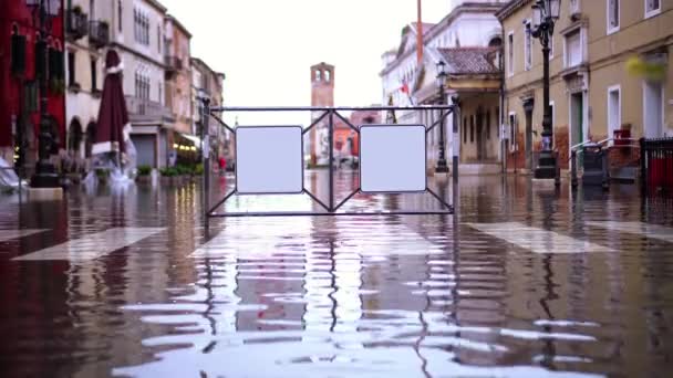 大雨の後に高い水で覆われたアスファルトの道路 — ストック動画