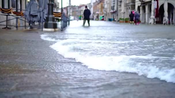 Sterke stromen van overstromingswater bedekken kleine straten van de stad — Stockvideo