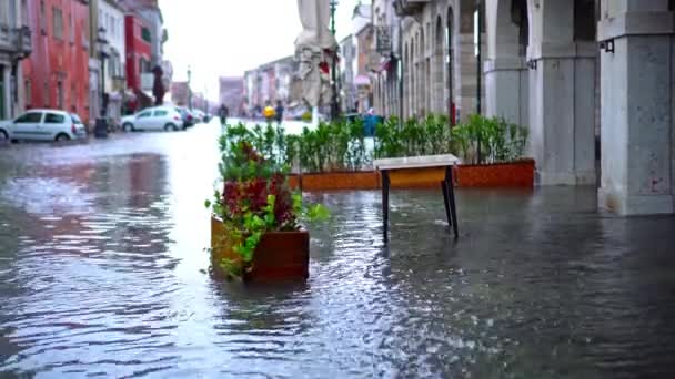 Chioggia via della città con vecchi edifici dopo pesanti alluvioni — Video Stock
