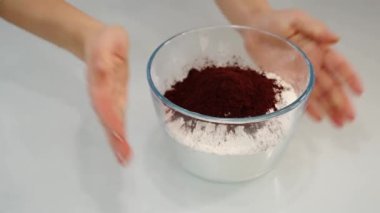 Baker un ve kakao tozuyla kaseyi alıp götürüyor.