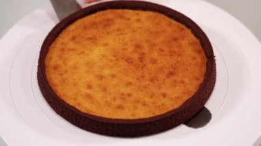 Çalışan beyaz pasta standına sünger turtası vakfı koydu.