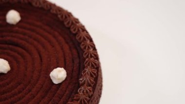 Masanın üzerinde çikolatalı turta olan geleneksel turtayı geç.