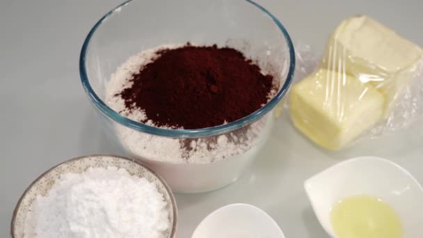 Ingredientes preparados para fazer delicioso bolo na mesa branca — Vídeo de Stock