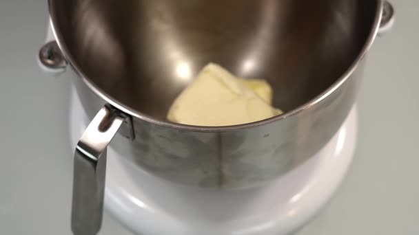 現代の生地メーカーの金属容器に溶融バター — ストック動画
