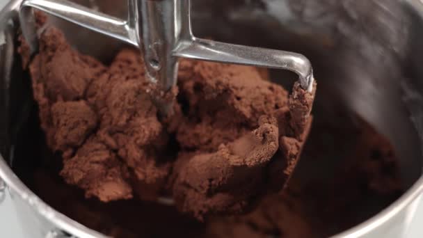Nyers barna tésztával bevont gyúrógép keverőrésze — Stock videók
