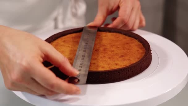 Confectioner measures tart foundation with metal ruler — Stock Video