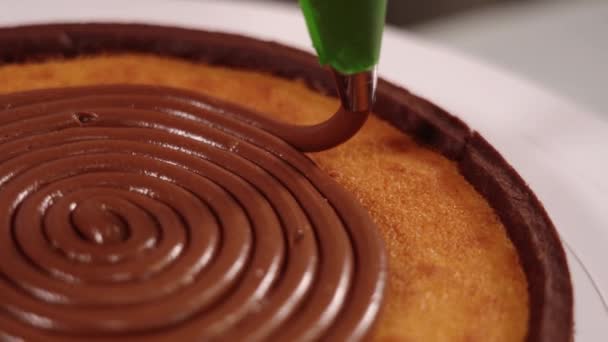 Наполнение традиционного пирога вкусным шоколадным кремом на стенде — стоковое видео