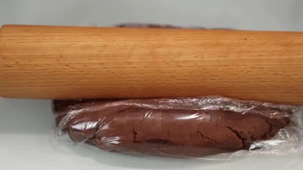 Rolling ζύμη τυλιγμένη με φύλλο με καρφίτσα για να μαγειρέψουν νόστιμο πίτα — Αρχείο Βίντεο