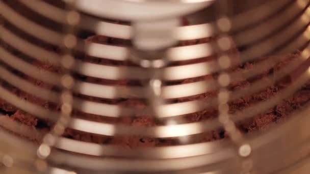 Současný stroj hnětá v jasně osvětleném kuchyňském makru — Stock video