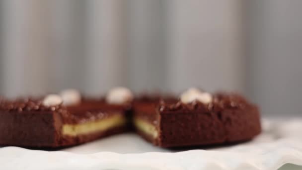 Smakelijk gesneden chocoladetaart met vulling en slagroom — Stockvideo