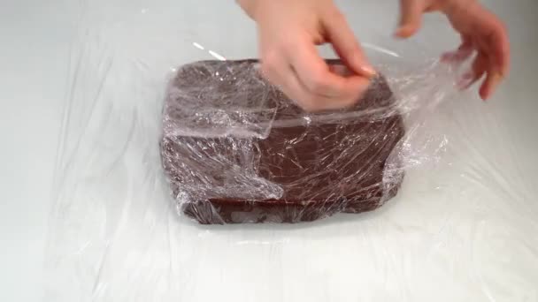 Confeiteiro desembrulha massa de papel alumínio para cozinhar deliciosa torta — Vídeo de Stock