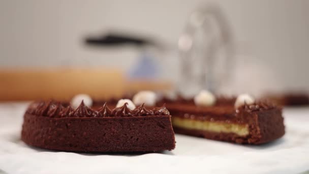 Zarif tepside doğal dolgulu taze çikolatalı pasta. — Stok video