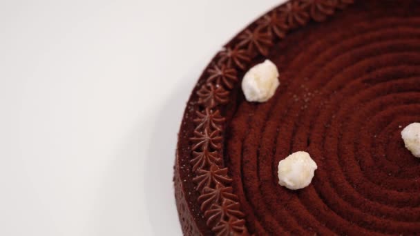 Movimiento por encima de pastel de chocolate con delicioso relleno en la mesa — Vídeos de Stock