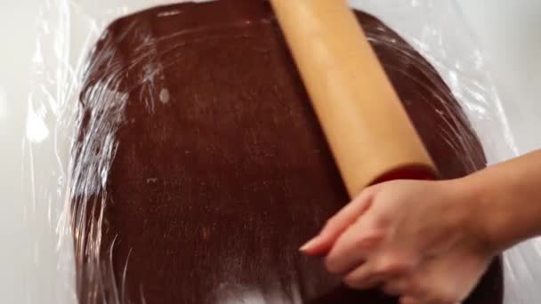 Kobieta bułki kawałek ciasta czekoladowego z pinezką na stole — Wideo stockowe