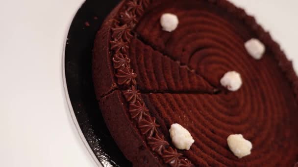 Tray dengan tart lezat dengan isi dan krim kocok di atas meja — Stok Video