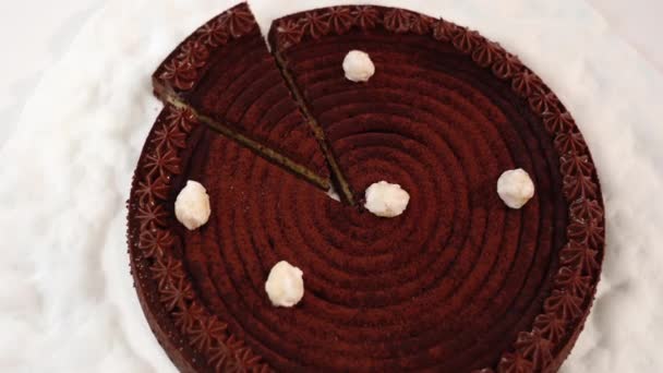 Motion à savoureuse tarte au chocolat avec crème fouettée sur blanc — Video