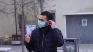 Yakışıklı esmer, değişen şehirde koruyucu maske takıyor.