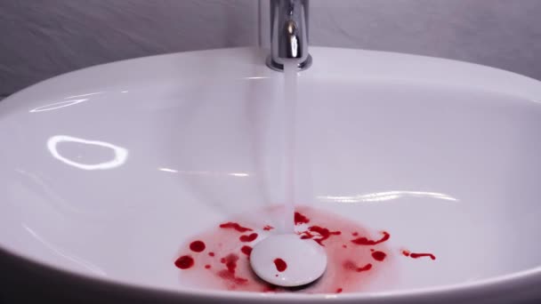 Fregadero de baño brillante blanco con coágulos de sangre rojos humanos aterradores — Vídeos de Stock