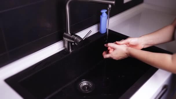 Vrouw wast zorgvuldig handen tot elleboog met behulp van speciale zeep — Stockvideo