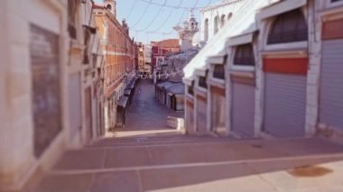 Kilitleme sırasında Rialto Köprüsü 'ndeki kapalı dükkanlar
