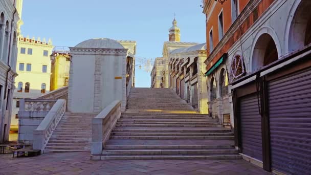 Stone steps of Rialto bridge with arch passages in Venice — Stock Video