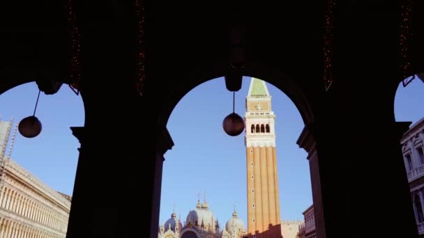 Návrh na vyprázdnění náměstí svatého Marka s bazilikou a Campanile — Stock video