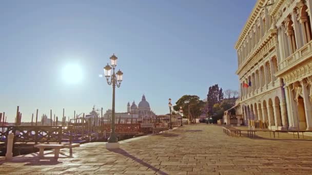Пешеходные мосты возле древнего дворца Дожей на пустой набережной — стоковое видео