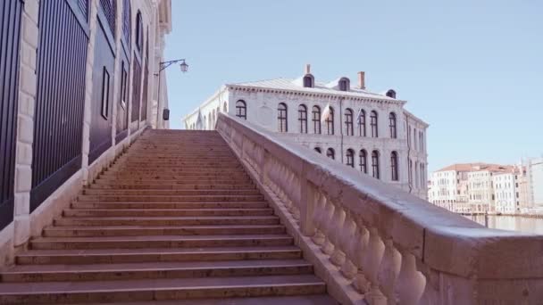 Κενή σκάλα με κιγκλίδωμα της ιστορικής γέφυρας Rialto — Αρχείο Βίντεο