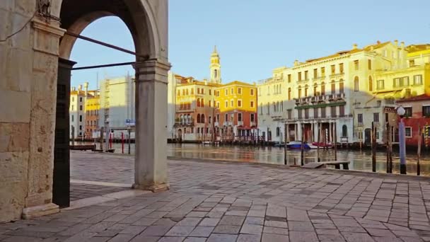 Moción para vaciar el terraplén de la ciudad del Gran Canal al atardecer — Vídeos de Stock