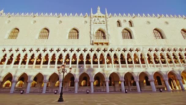 Magnifique palais Doge avec des arches sur la place Saint-Marc vide — Video