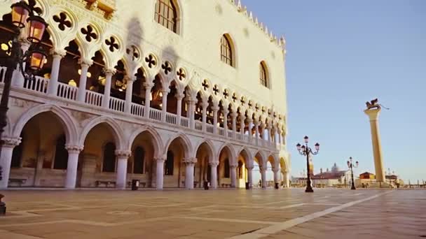 Palais des Doges avec arches et colonnes sur la place Saint-Marc vide — Video