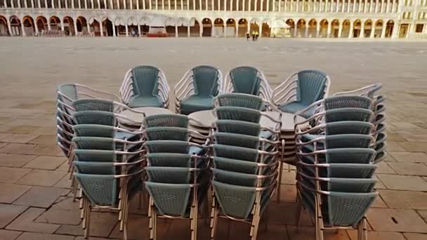 Chaises empilées et tables de café fermé sur place vide — Video