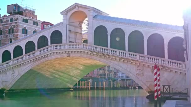 Karantinada Rialto köprüsü altındaki kanal boyunca hareket — Stok video