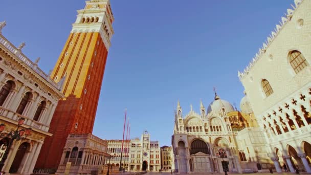 Movimento ao longo vazio espaçoso St Mark quadrado com passeios turísticos — Vídeo de Stock