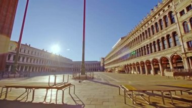 Geniş St Mark meydanındaki boş yaya köprülerini geç