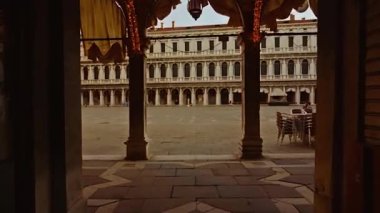 Kemer boyunca boş tarihi St Mark meydanına hareket