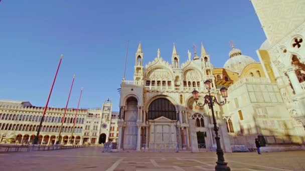 Malebná bazilika sv. Marka a Campanile na prázdném náměstí — Stock video