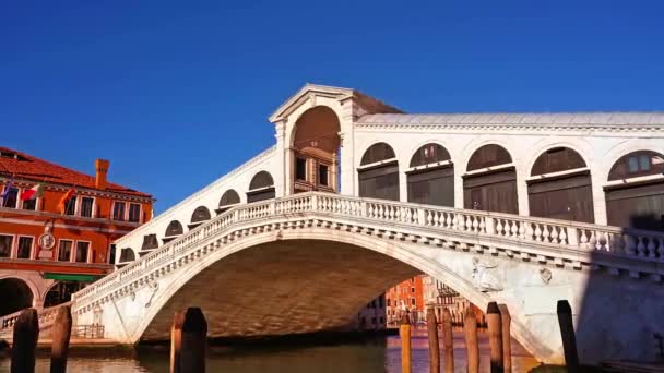 Venedik 'te kemer geçidi olan boş tarihi Rialto köprüsü — Stok video